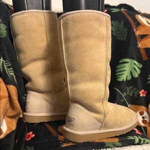 UGG Classic Beige Sheepskin suede Boots size 6